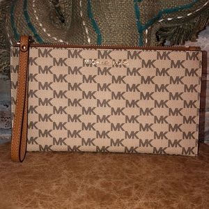 NWT Michael Kors Large Zip Wristlet